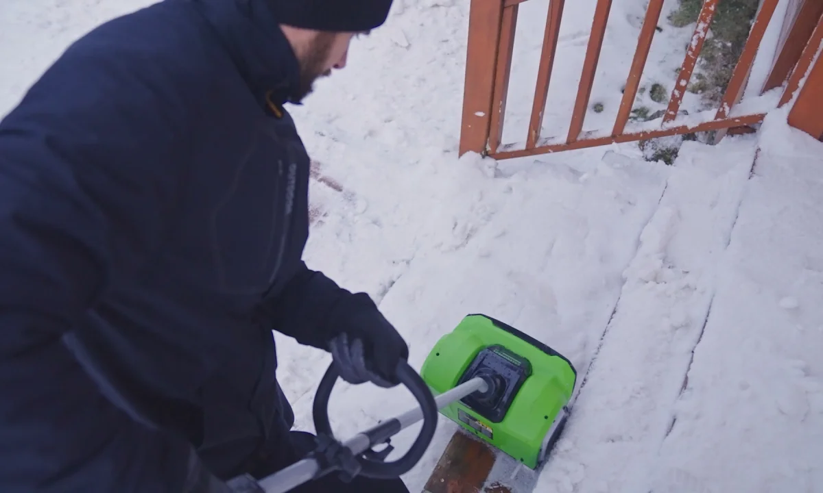 Снегоуборщик аккумуляторный Greenworks GD40SSK4