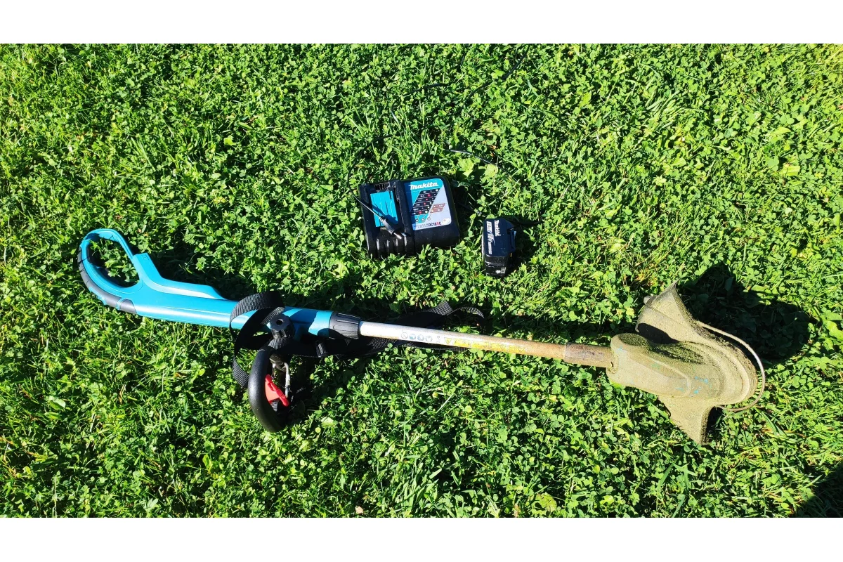 Триммер аккумуляторный Makita LXT 18В, 2в1 триммер/кромкорез, d-26см, телескоп штанг, BL1815N, DC18SD DUR181SY